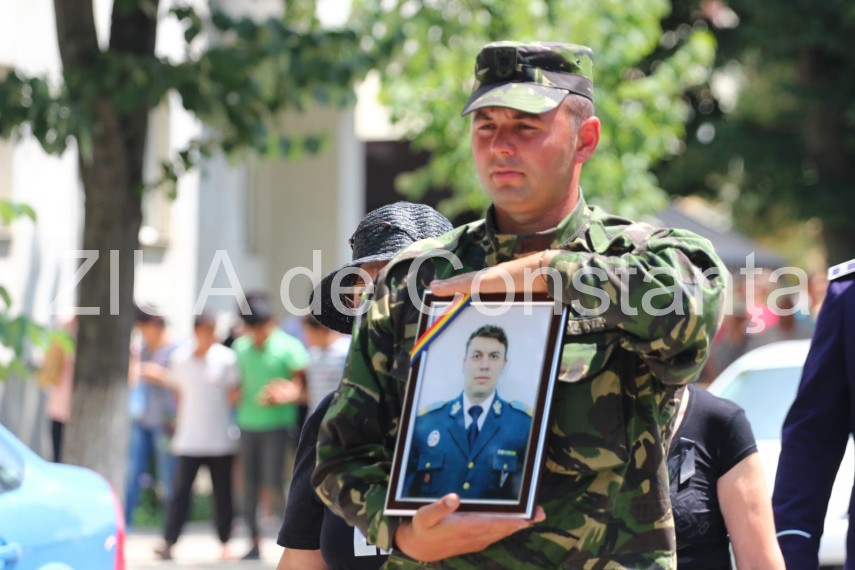 live imagini de la inmormantarea capitanului comandor pm florin rotaru cazut in accidentul aviatic de live imagini de la inmormantarea capitanului comandor pm florin rotaru cazut in accidentul aviatic de