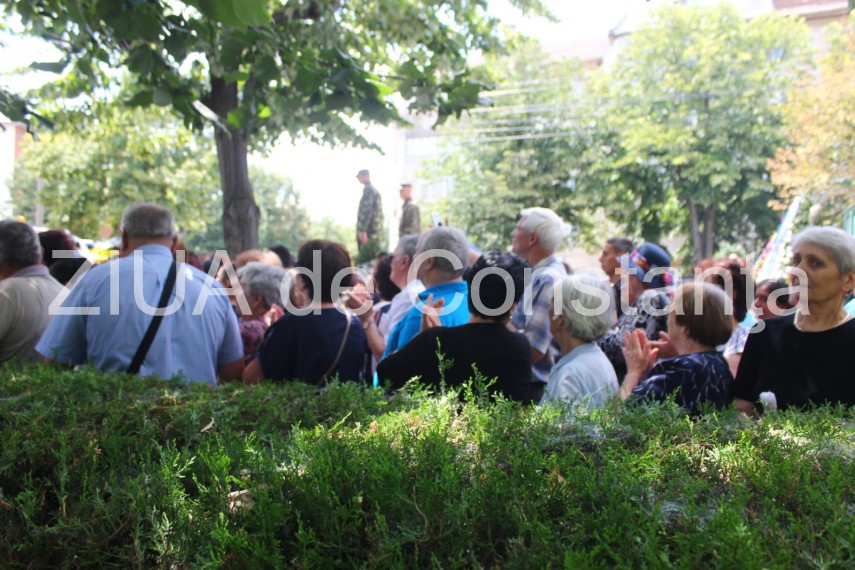 live imagini de la inmormantarea capitanului comandor pm florin rotaru cazut in accidentul aviatic de live imagini de la inmormantarea capitanului comandor pm florin rotaru cazut in accidentul aviatic de