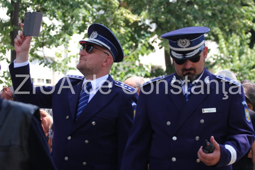 live imagini de la inmormantarea capitanului comandor pm florin rotaru cazut in accidentul aviatic de live imagini de la inmormantarea capitanului comandor pm florin rotaru cazut in accidentul aviatic de