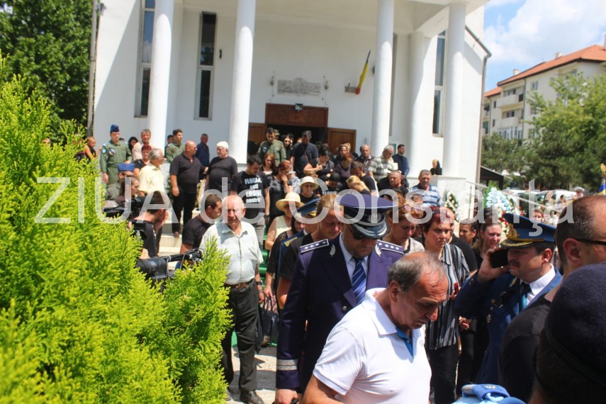 live imagini de la inmormantarea capitanului comandor pm florin rotaru cazut in accidentul aviatic de live imagini de la inmormantarea capitanului comandor pm florin rotaru cazut in accidentul aviatic de