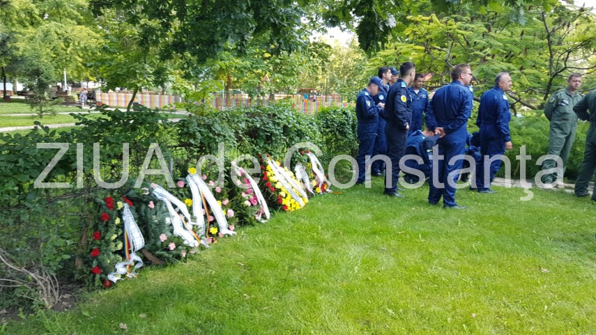 live imagini de la inmormantarea capitanului comandor pm florin rotaru cazut in accidentul aviatic de live imagini de la inmormantarea capitanului comandor pm florin rotaru cazut in accidentul aviatic de