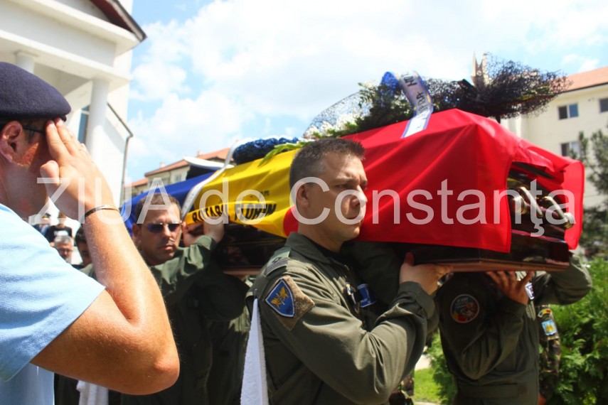 live imagini de la inmormantarea capitanului comandor pm florin rotaru cazut in accidentul aviatic de live imagini de la inmormantarea capitanului comandor pm florin rotaru cazut in accidentul aviatic de