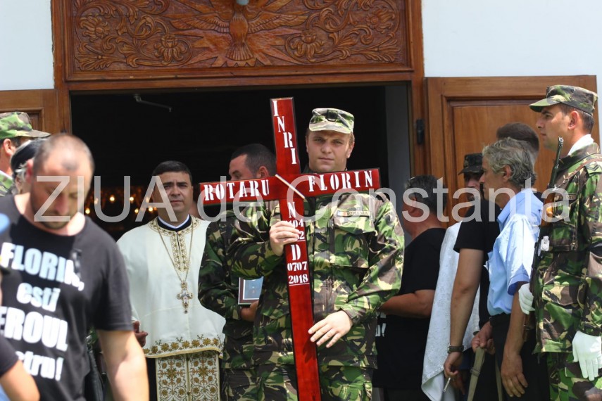 live imagini de la inmormantarea capitanului comandor pm florin rotaru cazut in accidentul aviatic de live imagini de la inmormantarea capitanului comandor pm florin rotaru cazut in accidentul aviatic de