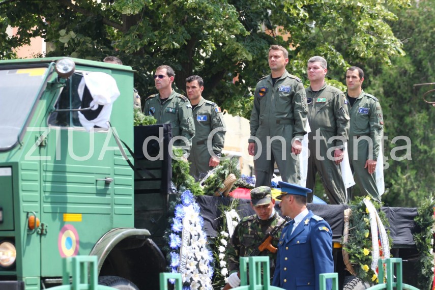 live imagini de la inmormantarea capitanului comandor pm florin rotaru cazut in accidentul aviatic de live imagini de la inmormantarea capitanului comandor pm florin rotaru cazut in accidentul aviatic de