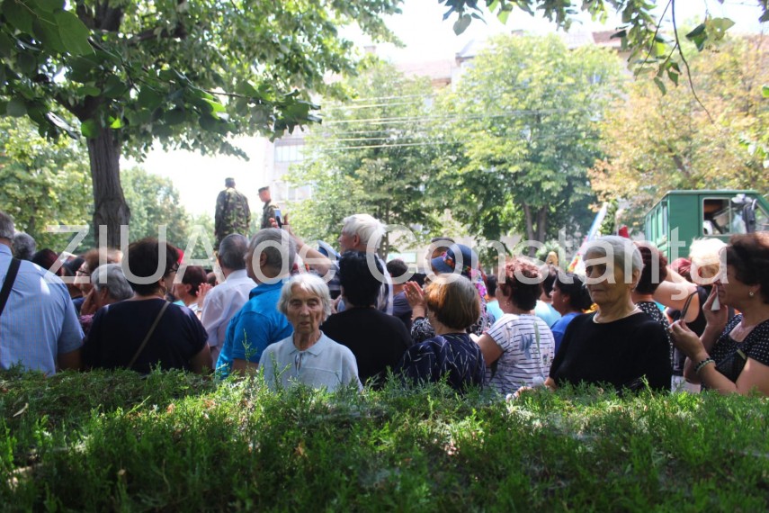 live imagini de la inmormantarea capitanului comandor pm florin rotaru cazut in accidentul aviatic de live imagini de la inmormantarea capitanului comandor pm florin rotaru cazut in accidentul aviatic de