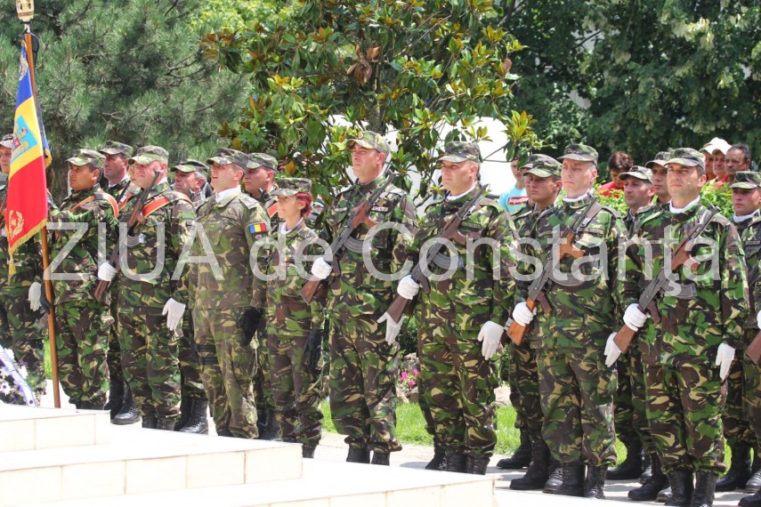 live imagini de la inmormantarea capitanului comandor pm florin rotaru cazut in accidentul aviatic de live imagini de la inmormantarea capitanului comandor pm florin rotaru cazut in accidentul aviatic de