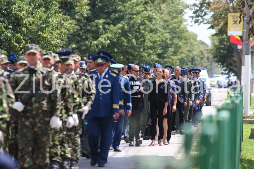 live imagini de la inmormantarea capitanului comandor pm florin rotaru cazut in accidentul aviatic de live imagini de la inmormantarea capitanului comandor pm florin rotaru cazut in accidentul aviatic de