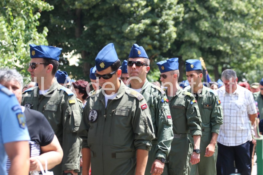 live imagini de la inmormantarea capitanului comandor pm florin rotaru cazut in accidentul aviatic de live imagini de la inmormantarea capitanului comandor pm florin rotaru cazut in accidentul aviatic de