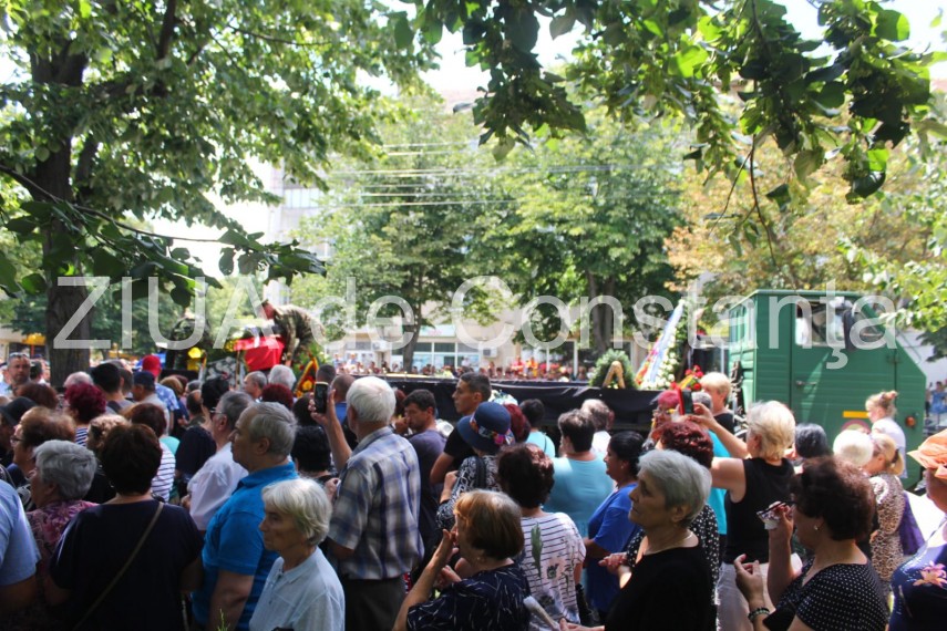 live imagini de la inmormantarea capitanului comandor pm florin rotaru cazut in accidentul aviatic de live imagini de la inmormantarea capitanului comandor pm florin rotaru cazut in accidentul aviatic de