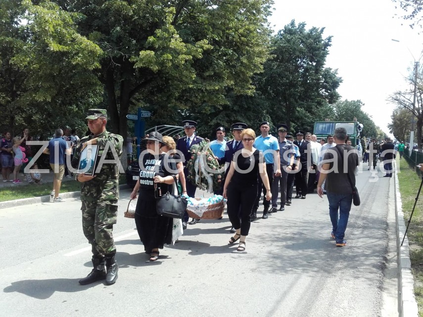 live imagini de la inmormantarea capitanului comandor pm florin rotaru cazut in accidentul aviatic de live imagini de la inmormantarea capitanului comandor pm florin rotaru cazut in accidentul aviatic de