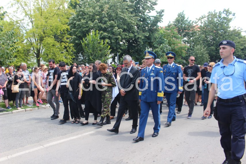 live imagini de la inmormantarea capitanului comandor pm florin rotaru cazut in accidentul aviatic de live imagini de la inmormantarea capitanului comandor pm florin rotaru cazut in accidentul aviatic de