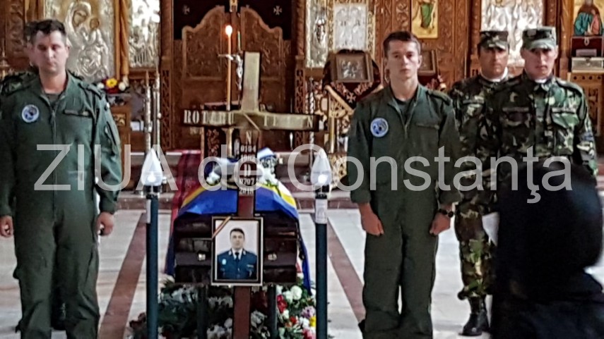 live imagini de la inmormantarea capitanului comandor pm florin rotaru cazut in accidentul aviatic de live imagini de la inmormantarea capitanului comandor pm florin rotaru cazut in accidentul aviatic de