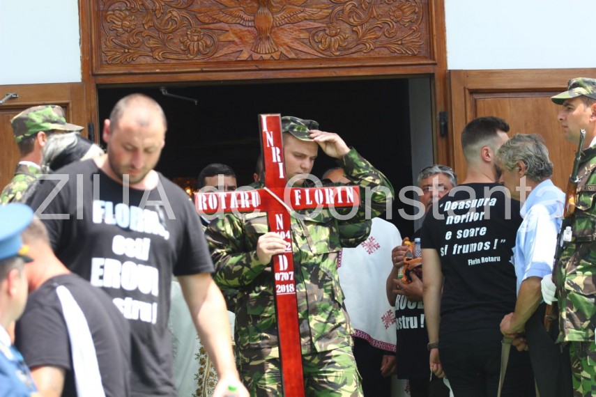 live imagini de la inmormantarea capitanului comandor pm florin rotaru cazut in accidentul aviatic de live imagini de la inmormantarea capitanului comandor pm florin rotaru cazut in accidentul aviatic de