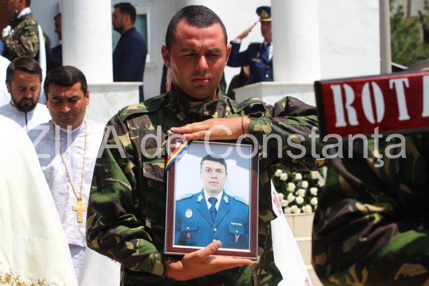 live imagini de la inmormantarea capitanului comandor pm florin rotaru cazut in accidentul aviatic de live imagini de la inmormantarea capitanului comandor pm florin rotaru cazut in accidentul aviatic de