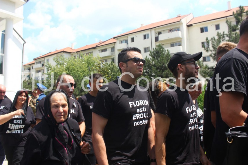 live imagini de la inmormantarea capitanului comandor pm florin rotaru cazut in accidentul aviatic de live imagini de la inmormantarea capitanului comandor pm florin rotaru cazut in accidentul aviatic de