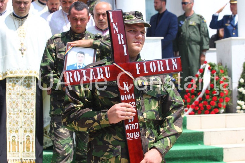 live imagini de la inmormantarea capitanului comandor pm florin rotaru cazut in accidentul aviatic de live imagini de la inmormantarea capitanului comandor pm florin rotaru cazut in accidentul aviatic de