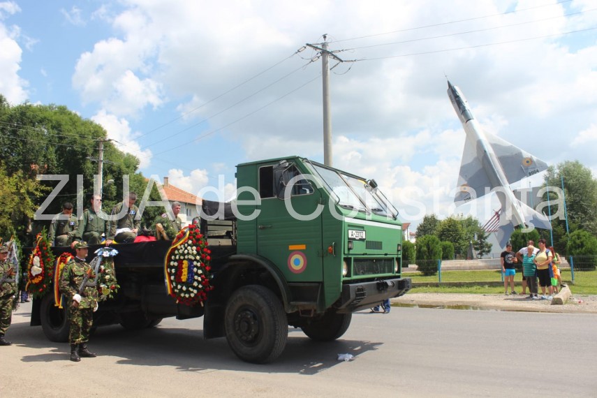 live imagini de la inmormantarea capitanului comandor pm florin rotaru cazut in accidentul aviatic de live imagini de la inmormantarea capitanului comandor pm florin rotaru cazut in accidentul aviatic de