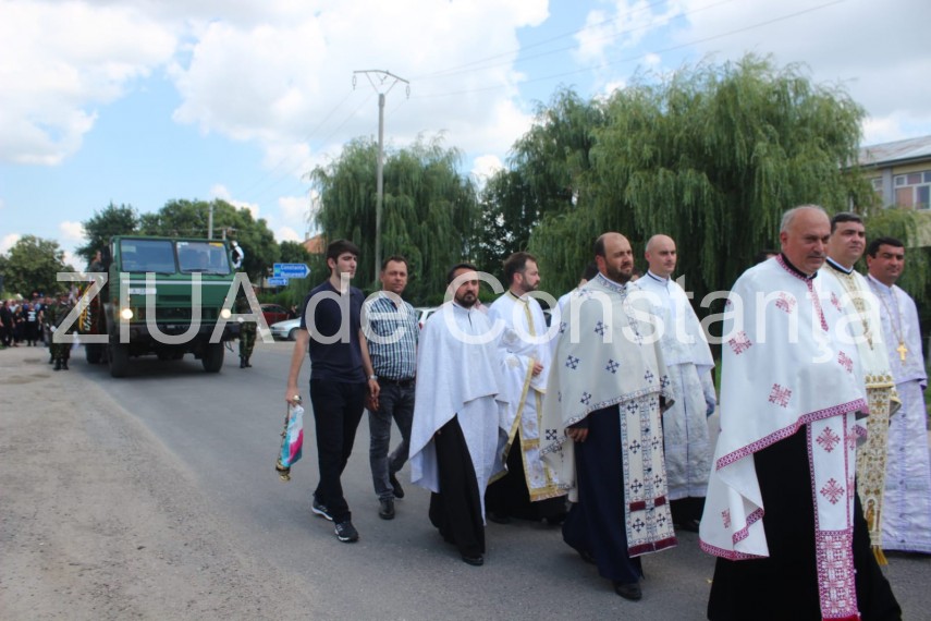 live imagini de la inmormantarea capitanului comandor pm florin rotaru cazut in accidentul aviatic de live imagini de la inmormantarea capitanului comandor pm florin rotaru cazut in accidentul aviatic de