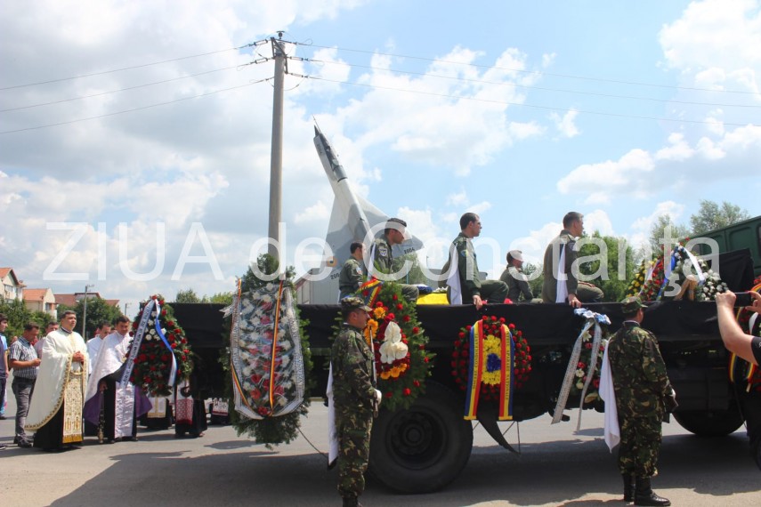live imagini de la inmormantarea capitanului comandor pm florin rotaru cazut in accidentul aviatic de live imagini de la inmormantarea capitanului comandor pm florin rotaru cazut in accidentul aviatic de