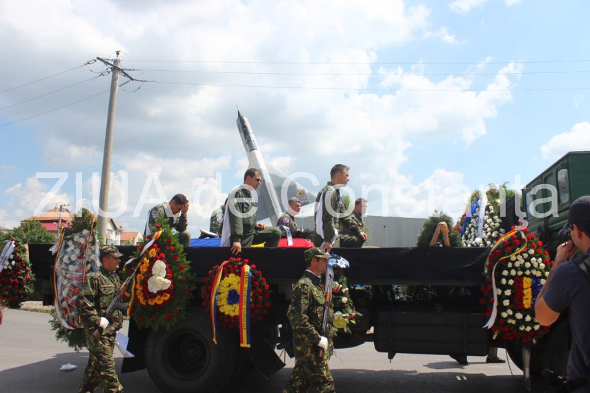 live imagini de la inmormantarea capitanului comandor pm florin rotaru cazut in accidentul aviatic de live imagini de la inmormantarea capitanului comandor pm florin rotaru cazut in accidentul aviatic de