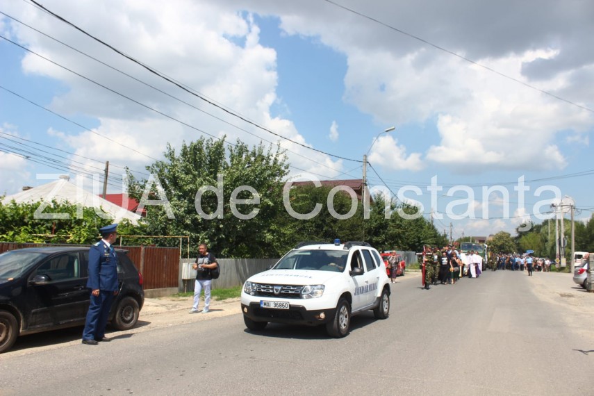 live imagini de la inmormantarea capitanului comandor pm florin rotaru cazut in accidentul aviatic de live imagini de la inmormantarea capitanului comandor pm florin rotaru cazut in accidentul aviatic de