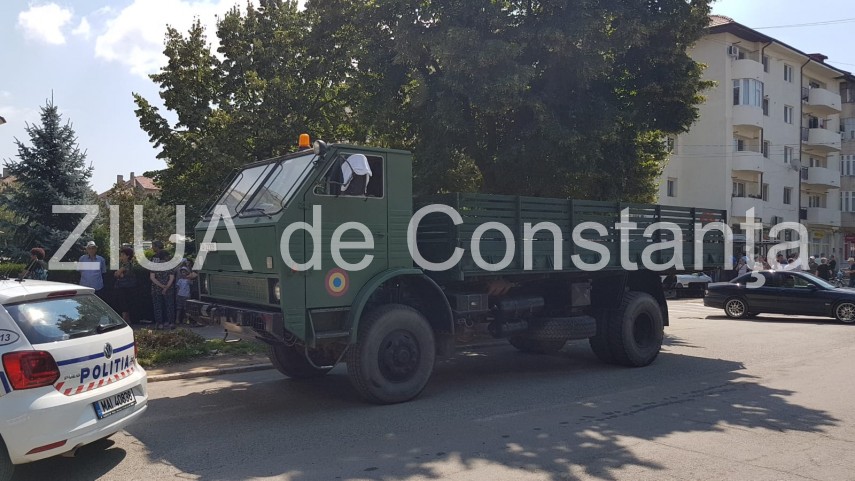 live imagini de la inmormantarea capitanului comandor pm florin rotaru cazut in accidentul aviatic de live imagini de la inmormantarea capitanului comandor pm florin rotaru cazut in accidentul aviatic de