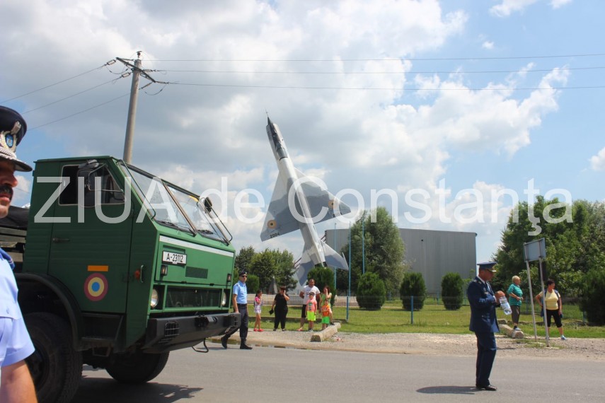 live imagini de la inmormantarea capitanului comandor pm florin rotaru cazut in accidentul aviatic de live imagini de la inmormantarea capitanului comandor pm florin rotaru cazut in accidentul aviatic de