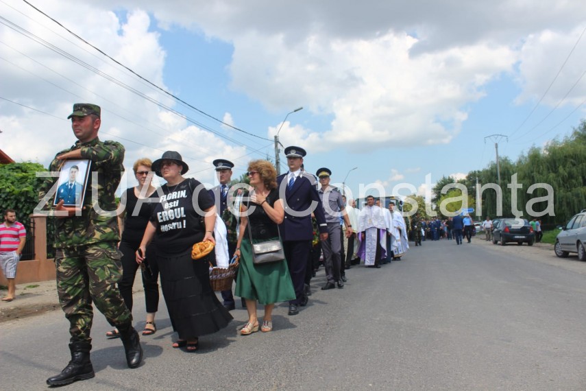live imagini de la inmormantarea capitanului comandor pm florin rotaru cazut in accidentul aviatic de live imagini de la inmormantarea capitanului comandor pm florin rotaru cazut in accidentul aviatic de