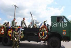 LIVE. Imagini de la eveniment. Puhoi de lume la înmormântarea căpitanului-comandor (pm) Florin Rotaru, căzut în accidentul aviatic de la Fetești (galerie foto+video)                
