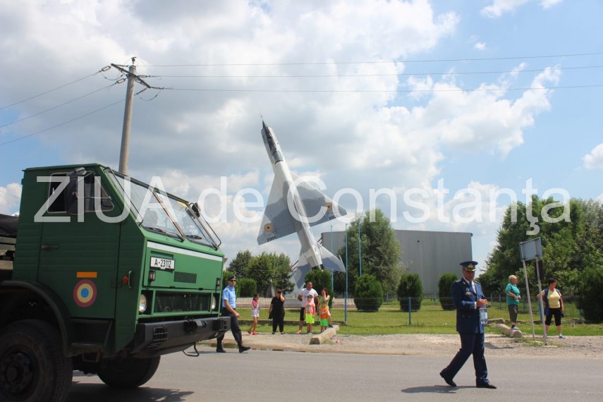 live imagini de la inmormantarea capitanului comandor pm florin rotaru cazut in accidentul aviatic de live imagini de la inmormantarea capitanului comandor pm florin rotaru cazut in accidentul aviatic de