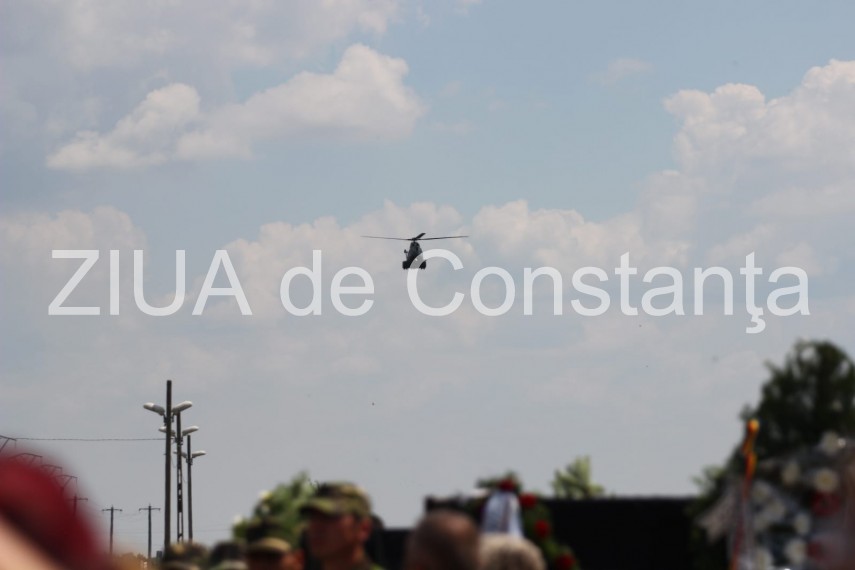 live imagini de la inmormantarea capitanului comandor pm florin rotaru cazut in accidentul aviatic de live imagini de la inmormantarea capitanului comandor pm florin rotaru cazut in accidentul aviatic de