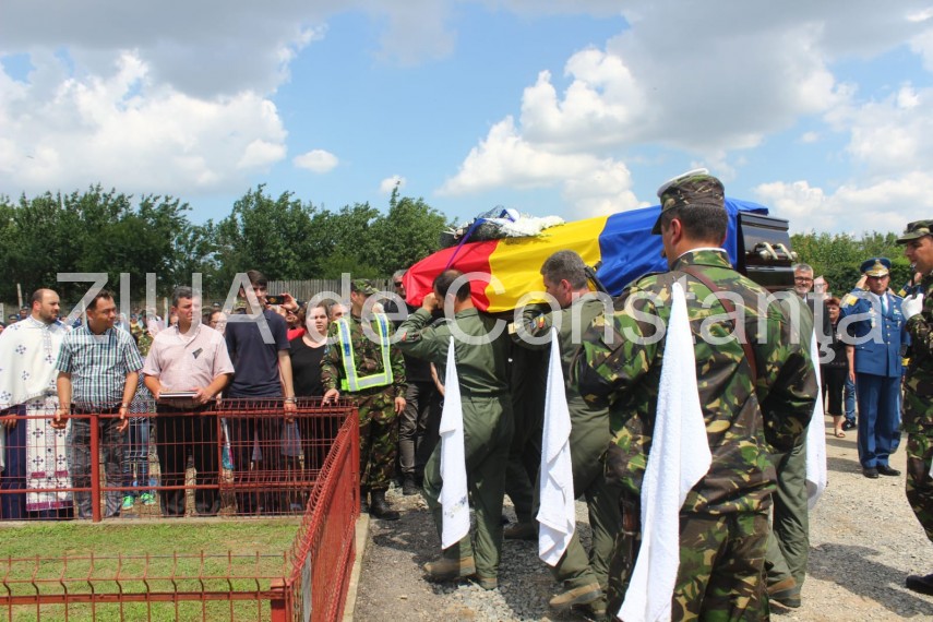 live imagini de la inmormantarea capitanului comandor pm florin rotaru cazut in accidentul aviatic de live imagini de la inmormantarea capitanului comandor pm florin rotaru cazut in accidentul aviatic de