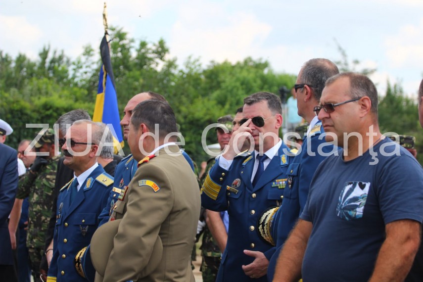 live imagini de la inmormantarea capitanului comandor pm florin rotaru cazut in accidentul aviatic de live imagini de la inmormantarea capitanului comandor pm florin rotaru cazut in accidentul aviatic de