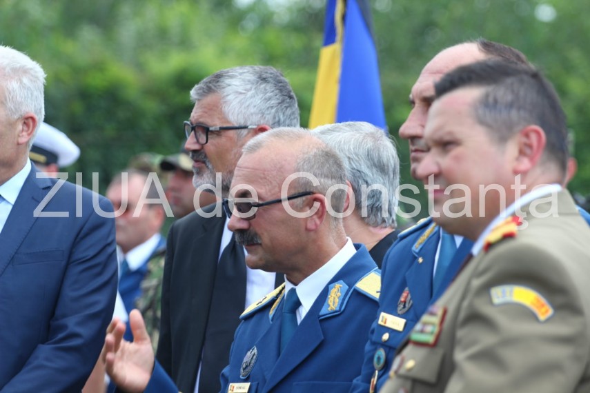 live imagini de la inmormantarea capitanului comandor pm florin rotaru cazut in accidentul aviatic de live imagini de la inmormantarea capitanului comandor pm florin rotaru cazut in accidentul aviatic de