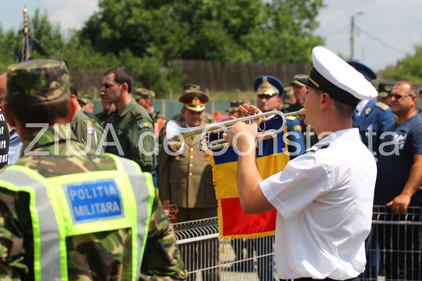 live imagini de la inmormantarea capitanului comandor pm florin rotaru cazut in accidentul aviatic de live imagini de la inmormantarea capitanului comandor pm florin rotaru cazut in accidentul aviatic de