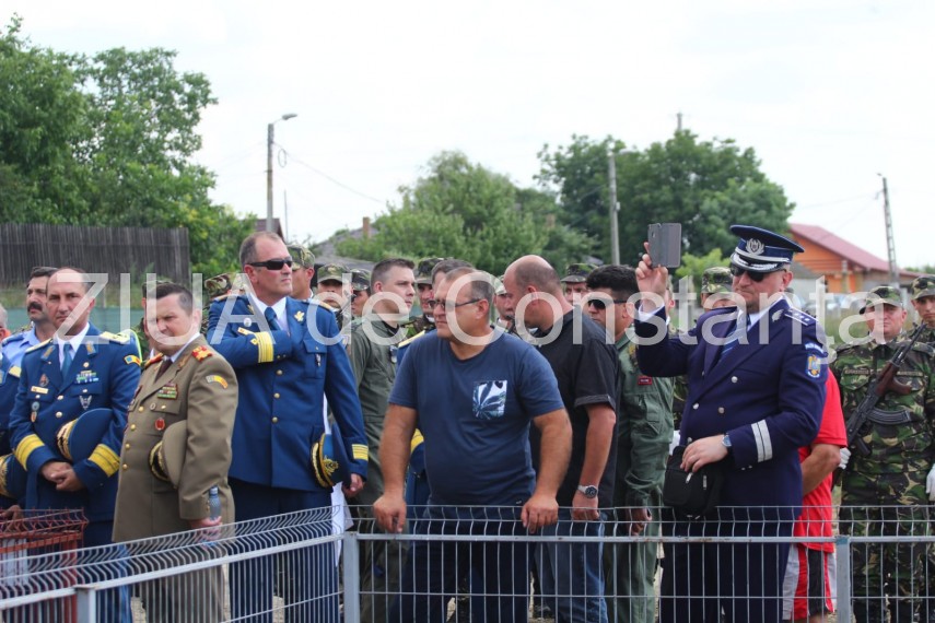live imagini de la inmormantarea capitanului comandor pm florin rotaru cazut in accidentul aviatic de live imagini de la inmormantarea capitanului comandor pm florin rotaru cazut in accidentul aviatic de