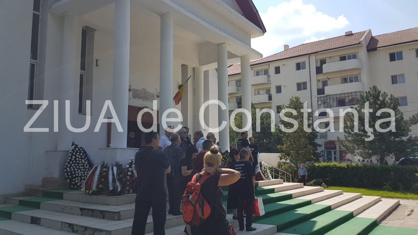 live imagini de la inmormantarea capitanului comandor pm florin rotaru cazut in accidentul aviatic de live imagini de la inmormantarea capitanului comandor pm florin rotaru cazut in accidentul aviatic de