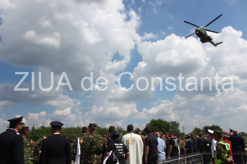 live imagini de la inmormantarea capitanului comandor pm florin rotaru cazut in accidentul aviatic de live imagini de la inmormantarea capitanului comandor pm florin rotaru cazut in accidentul aviatic de