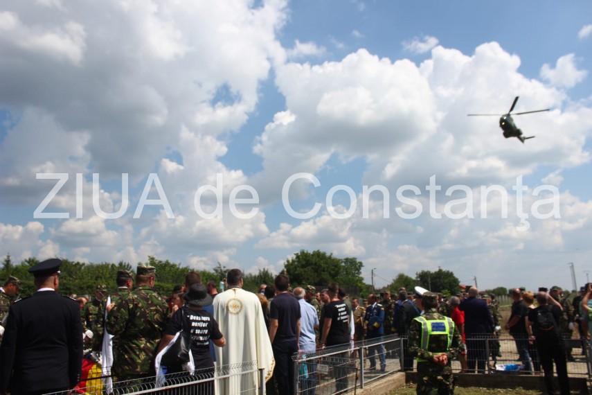 live imagini de la inmormantarea capitanului comandor pm florin rotaru cazut in accidentul aviatic de live imagini de la inmormantarea capitanului comandor pm florin rotaru cazut in accidentul aviatic de