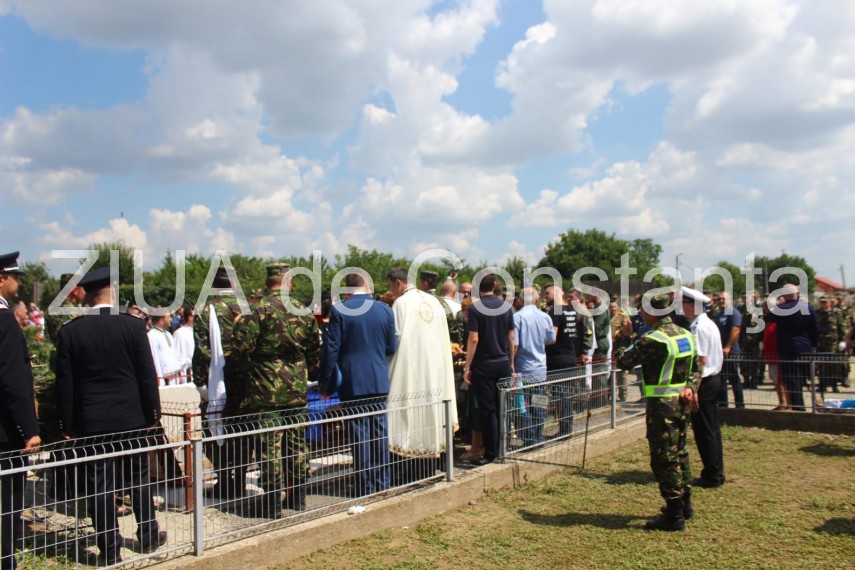 live imagini de la inmormantarea capitanului comandor pm florin rotaru cazut in accidentul aviatic de live imagini de la inmormantarea capitanului comandor pm florin rotaru cazut in accidentul aviatic de