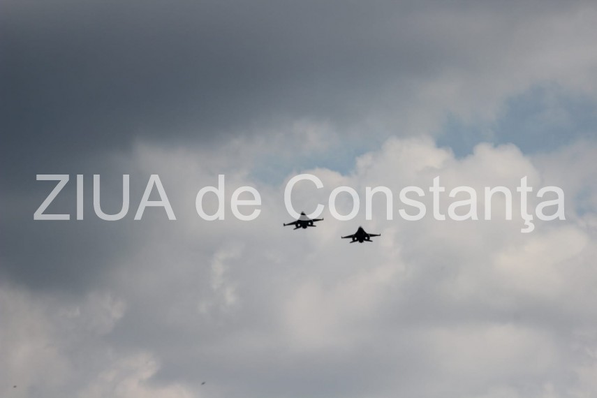 live imagini de la inmormantarea capitanului comandor pm florin rotaru cazut in accidentul aviatic de live imagini de la inmormantarea capitanului comandor pm florin rotaru cazut in accidentul aviatic de