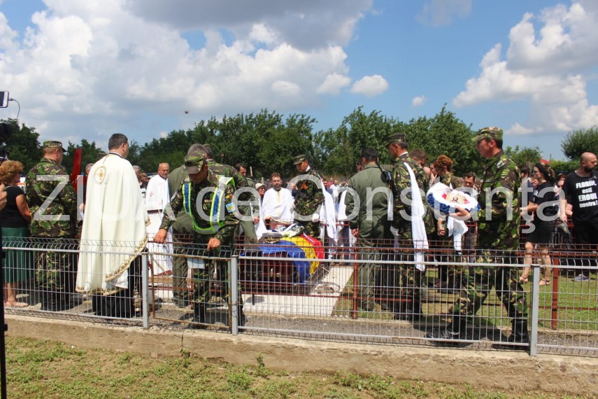 live imagini de la inmormantarea capitanului comandor pm florin rotaru cazut in accidentul aviatic de live imagini de la inmormantarea capitanului comandor pm florin rotaru cazut in accidentul aviatic de