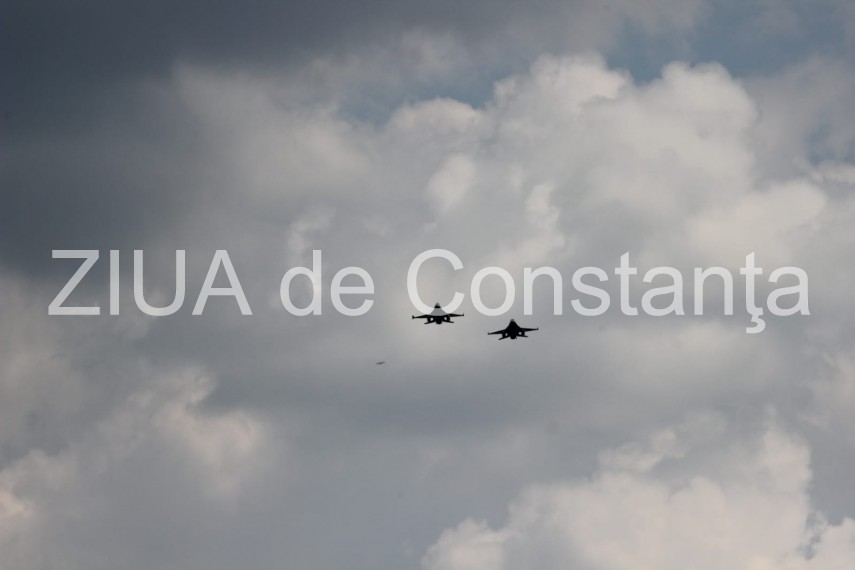 live imagini de la inmormantarea capitanului comandor pm florin rotaru cazut in accidentul aviatic de live imagini de la inmormantarea capitanului comandor pm florin rotaru cazut in accidentul aviatic de