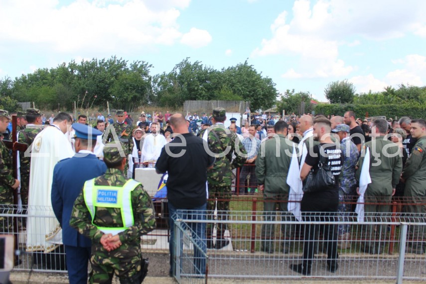 live imagini de la inmormantarea capitanului comandor pm florin rotaru cazut in accidentul aviatic de live imagini de la inmormantarea capitanului comandor pm florin rotaru cazut in accidentul aviatic de