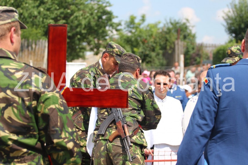 live imagini de la inmormantarea capitanului comandor pm florin rotaru cazut in accidentul aviatic de live imagini de la inmormantarea capitanului comandor pm florin rotaru cazut in accidentul aviatic de