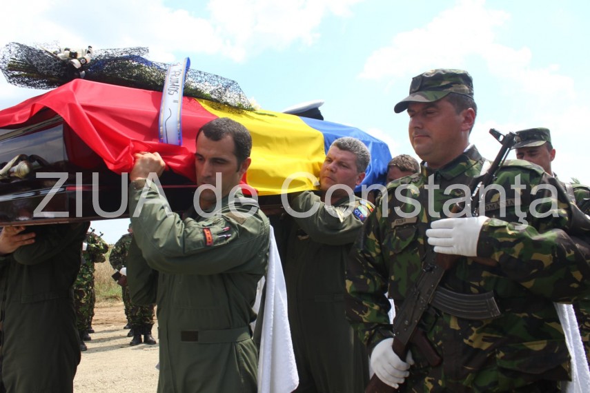 live imagini de la inmormantarea capitanului comandor pm florin rotaru cazut in accidentul aviatic de live imagini de la inmormantarea capitanului comandor pm florin rotaru cazut in accidentul aviatic de