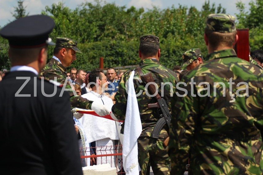 live imagini de la inmormantarea capitanului comandor pm florin rotaru cazut in accidentul aviatic de live imagini de la inmormantarea capitanului comandor pm florin rotaru cazut in accidentul aviatic de