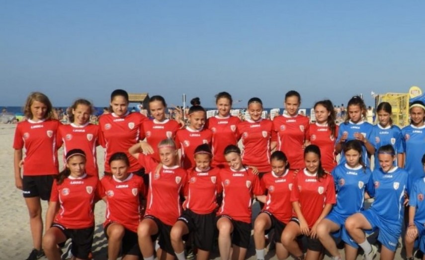 peste 30 de fotbaliste s au pregatit la costinesti in proiectul fotbal si feminitate doua dintre fete peste 30 de fotbaliste s au pregatit la costinesti in proiectul fotbal si feminitate doua dintre fete