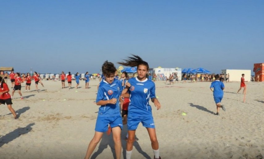 peste 30 de fotbaliste s au pregatit la costinesti in proiectul fotbal si feminitate doua dintre fete peste 30 de fotbaliste s au pregatit la costinesti in proiectul fotbal si feminitate doua dintre fete