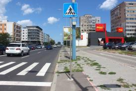 Linia dublă continuă din dreptul unui supermarket de pe Aurel Vlaicu, mărul discordiei între locuitori şi autorităţi (galerie foto)